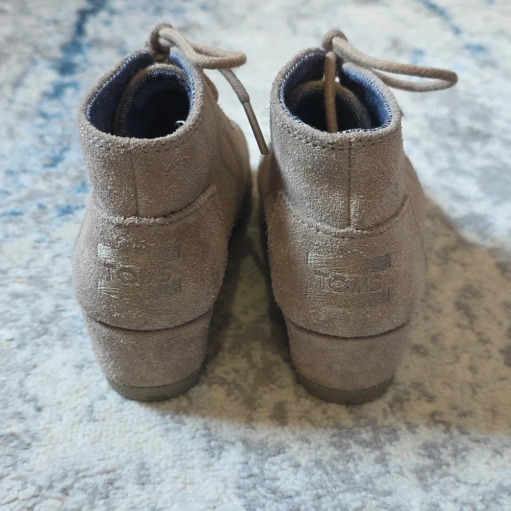 TOMS Desert Wedge‎ Taupe Suede Size Youth 12